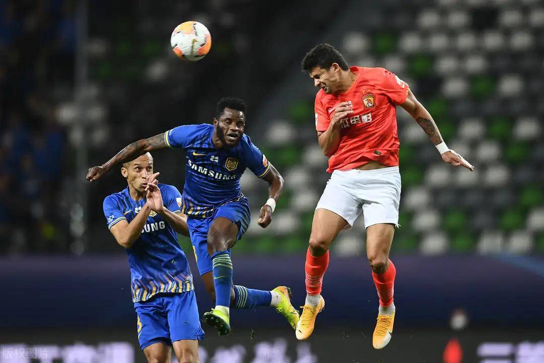 裁判判罚争议不断，队友严阵以待